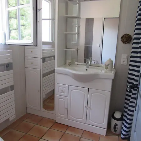 Maison Familiale Charmante Avec Jardin à - Fr-1-194-251